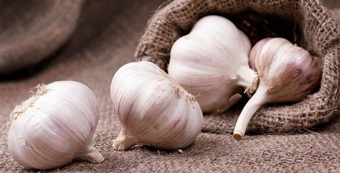 Garlic to treat worms